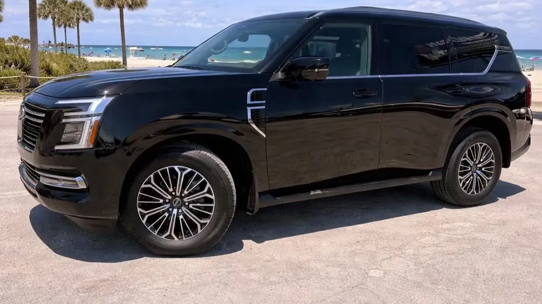Nissan Armada 2026 de lado, flota de Pick'N Go Rent A Car en Orlando