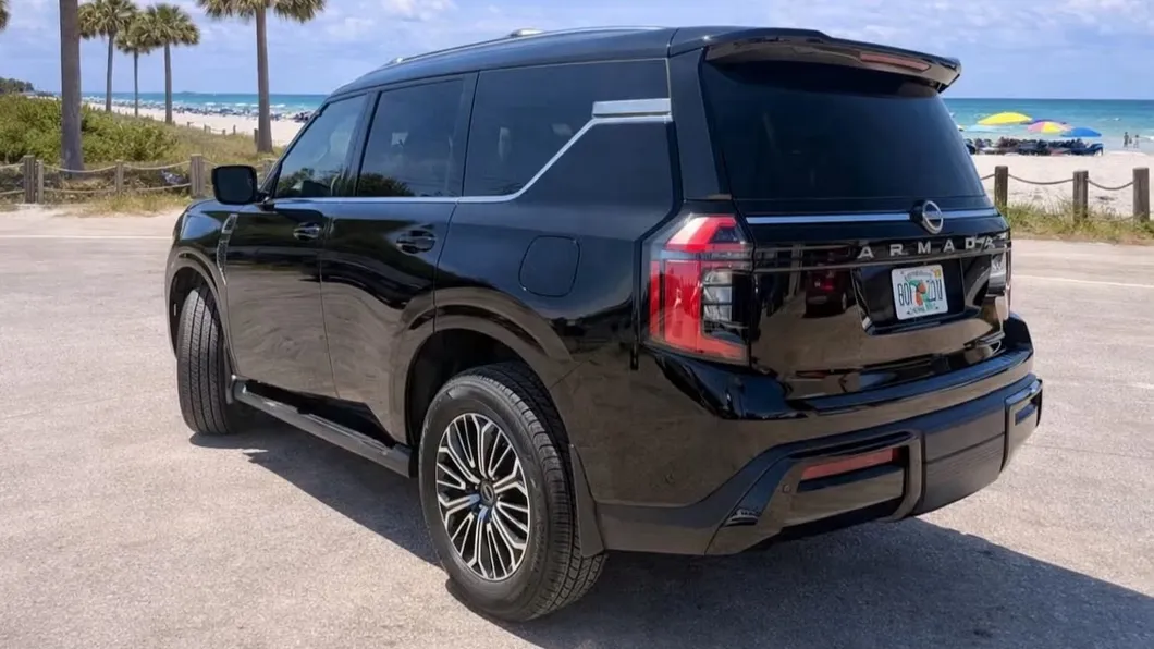 Nissan Armada 2026 de lado, flota de Pick'N Go Rent A Car en Orlando