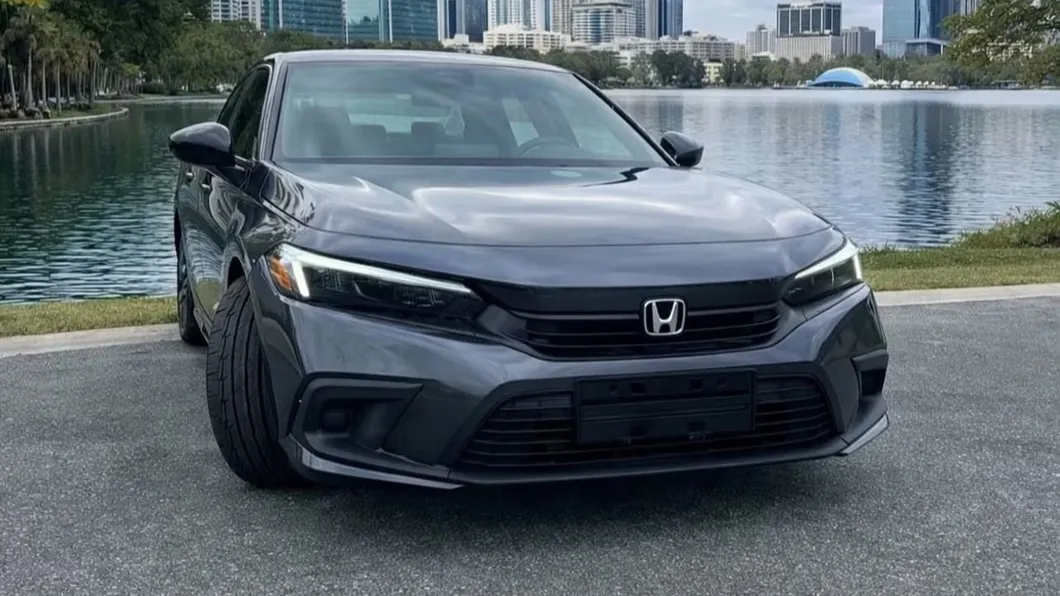 Honda Civic 2023 de lado, flota de Pick'N Go Rent A Car en Orlando