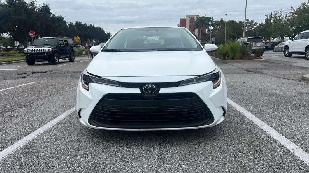 Toyota Corolla 2024 de lado, flota de Pick'N Go Rent A Car en Orlando