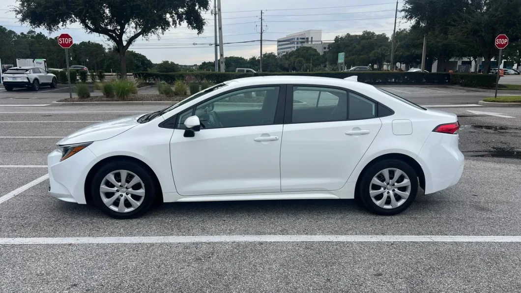 Toyota Corolla 2024 de lado, flota de Pick'N Go Rent A Car en Orlando