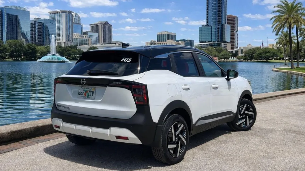 Nissan Kicks 2026 de lado, flota de Pick'N Go Rent A Car en Orlando