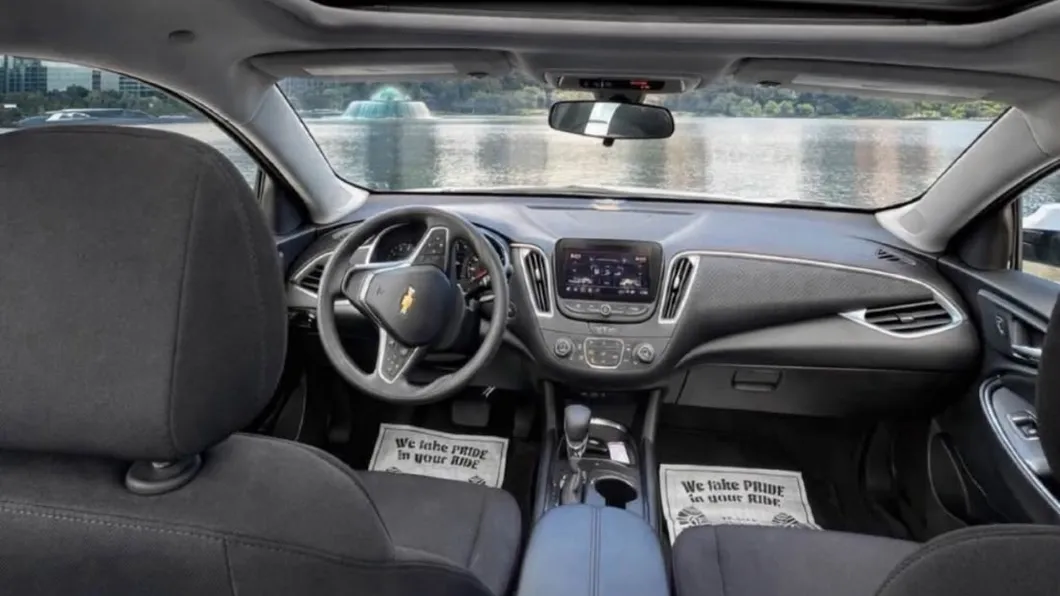 Chevrolet Malibu 2023 de lado, flota de Pick'N Go Rent A Car en Orlando