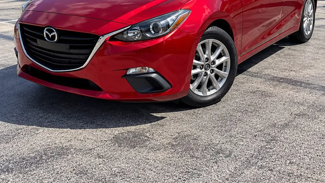 Mazda 3 2016 de lado, flota de Pick'N Go Rent A Car en Orlando