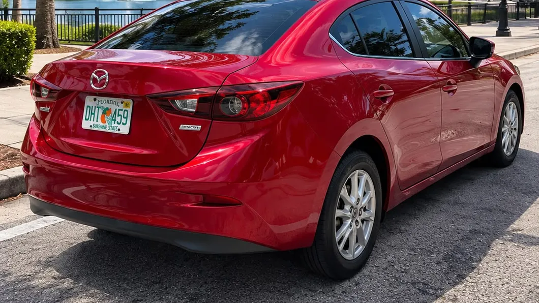 Mazda 3 2016 de lado, flota de Pick'N Go Rent A Car en Orlando