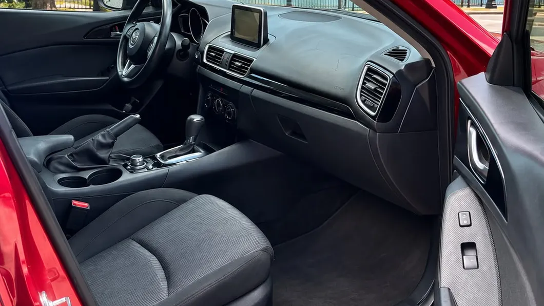Mazda 3 2016 por dentro, flota de Pick'N Go Rent A Car en Orlando