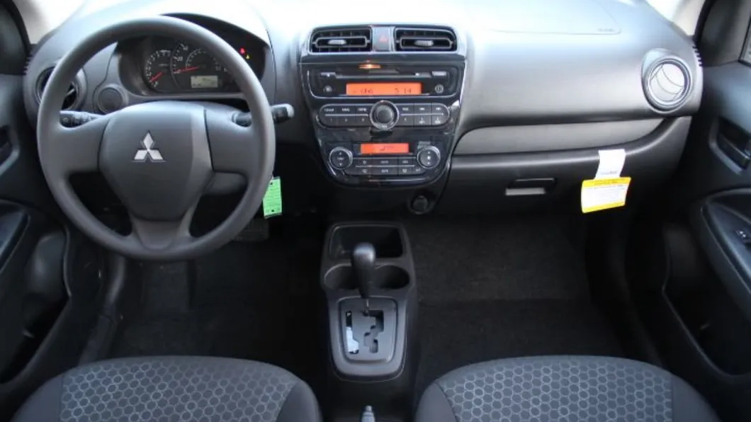 Mitsubishi Mirage 2015 por dentro, flota de Pick'N Go Rent A Car en Orlando