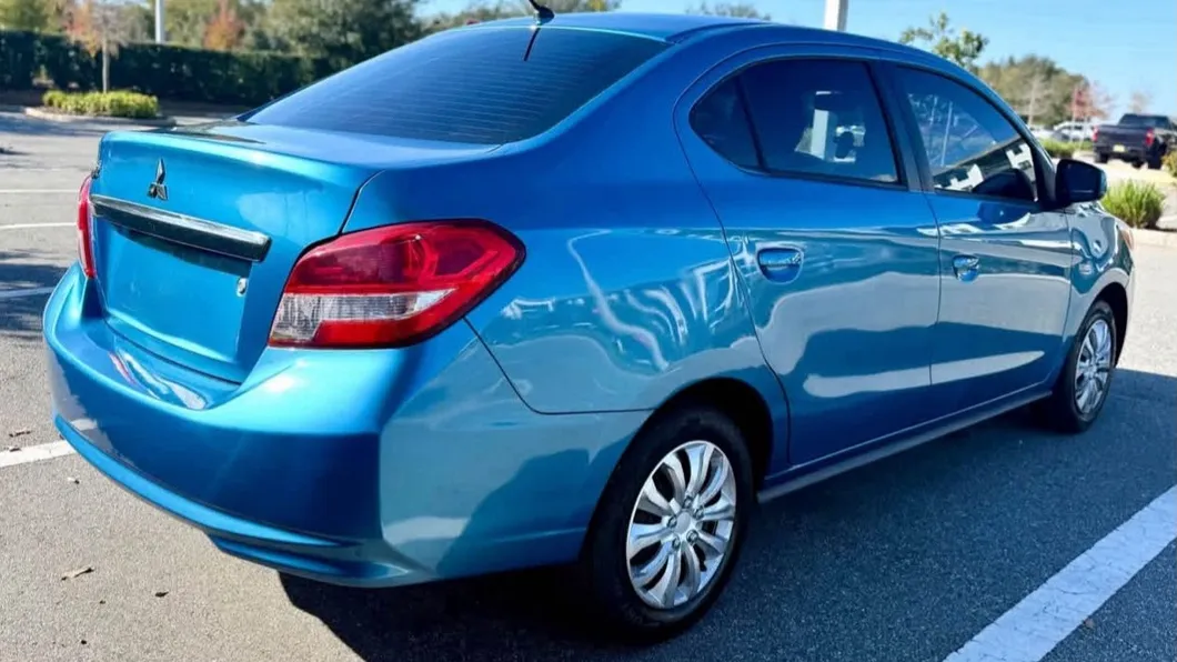 Mitsubishi Mirage 2020 de lado, flota de Pick'N Go Rent A Car en Orlando