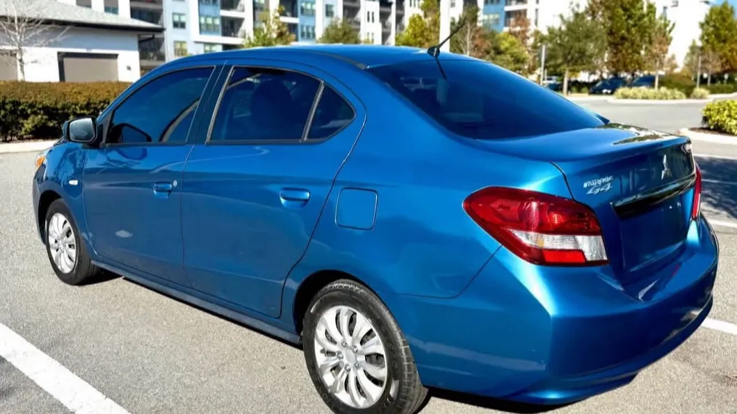 Mitsubishi Mirage 2020 de lado, flota de Pick'N Go Rent A Car en Orlando