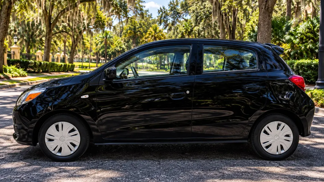 Mitsubishi Mirage 2024 de lado, flota de Pick'N Go Rent A Car en Orlando