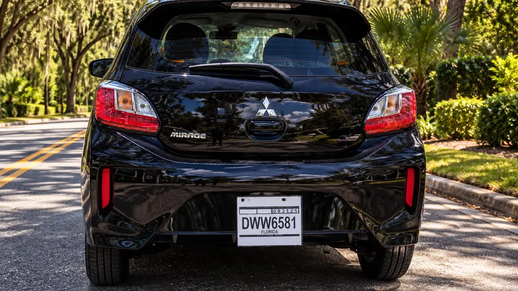 Mitsubishi Mirage 2024 de lado, flota de Pick'N Go Rent A Car en Orlando