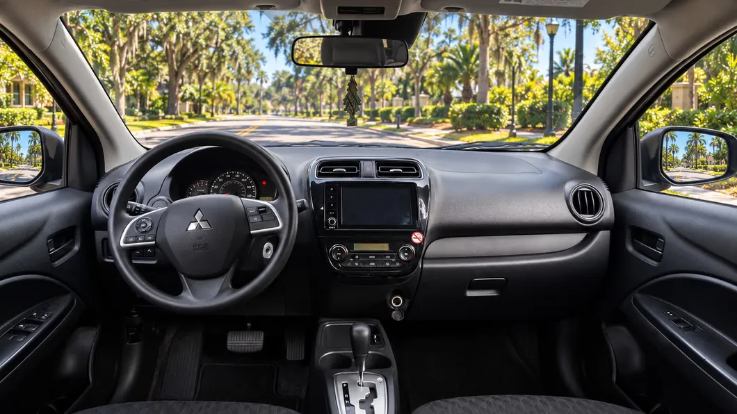 Mitsubishi Mirage 2024 por dentro, flota de Pick'N Go Rent A Car en Orlando