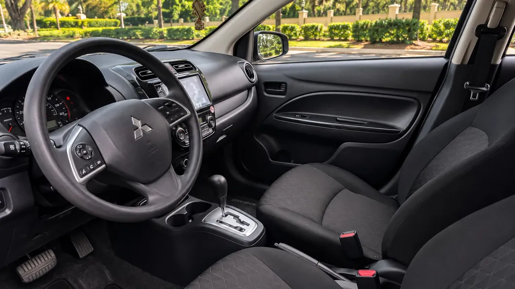 Mitsubishi Mirage 2024 por dentro, flota de Pick'N Go Rent A Car en Orlando