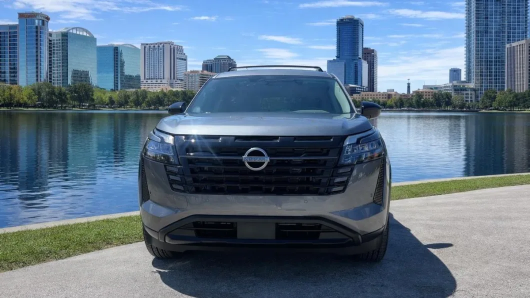 Nissan Pathfinder 2026 de lado, flota de Pick'N Go Rent A Car en Orlando