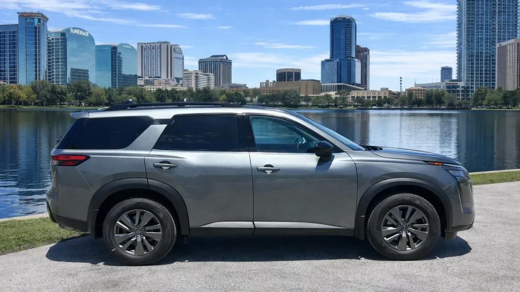 Nissan Pathfinder 2026 de lado, flota de Pick'N Go Rent A Car en Orlando