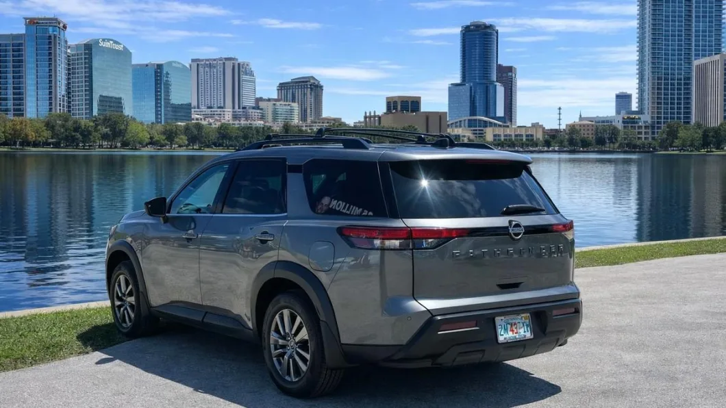 Nissan Pathfinder 2026 por dentro, flota de Pick'N Go Rent A Car en Orlando