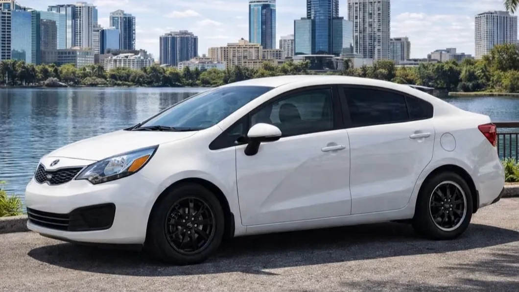 Kia Rio 2016 de lado, flota de Pick'N Go Rent A Car en Orlando