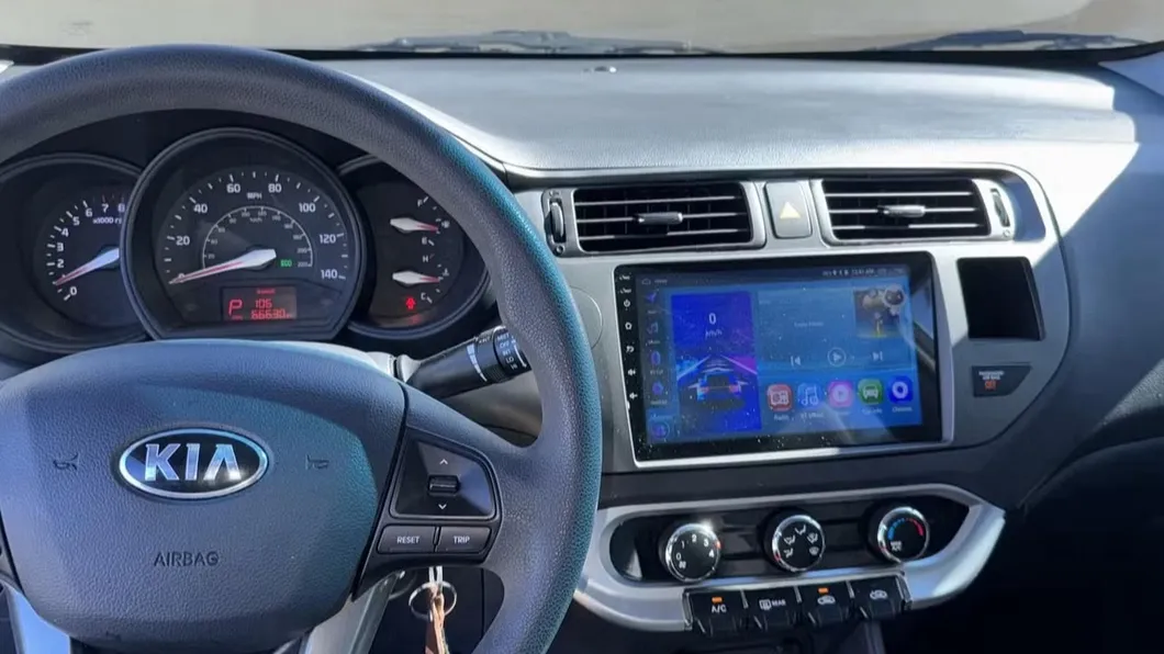 Kia Rio 2016 de lado, flota de Pick'N Go Rent A Car en Orlando