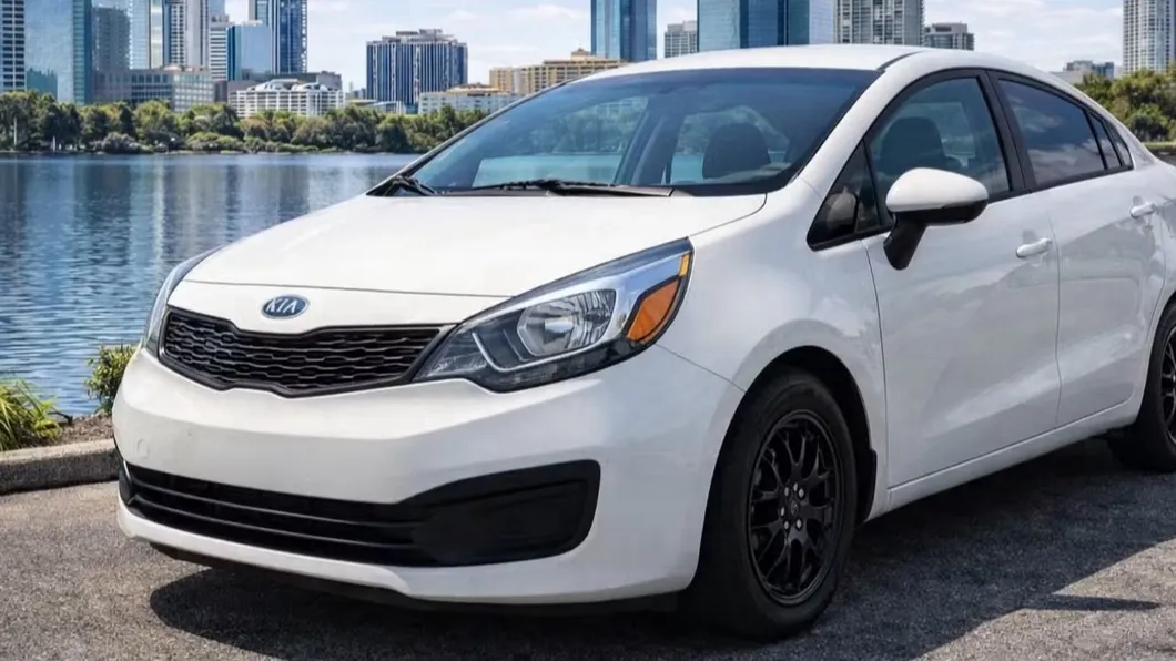 Kia Rio 2016 de frente, flota de Pick'N Go Rent A Car en Orlando