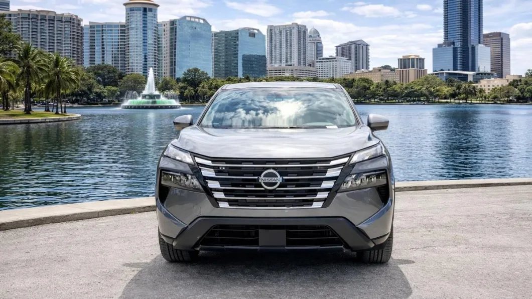 Nissan Rogue 2026 de lado, flota de Pick'N Go Rent A Car en Orlando