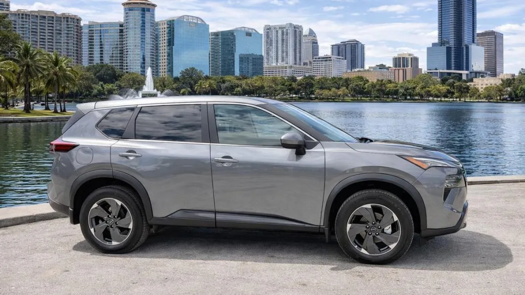 Nissan Rogue 2026 de lado, flota de Pick'N Go Rent A Car en Orlando