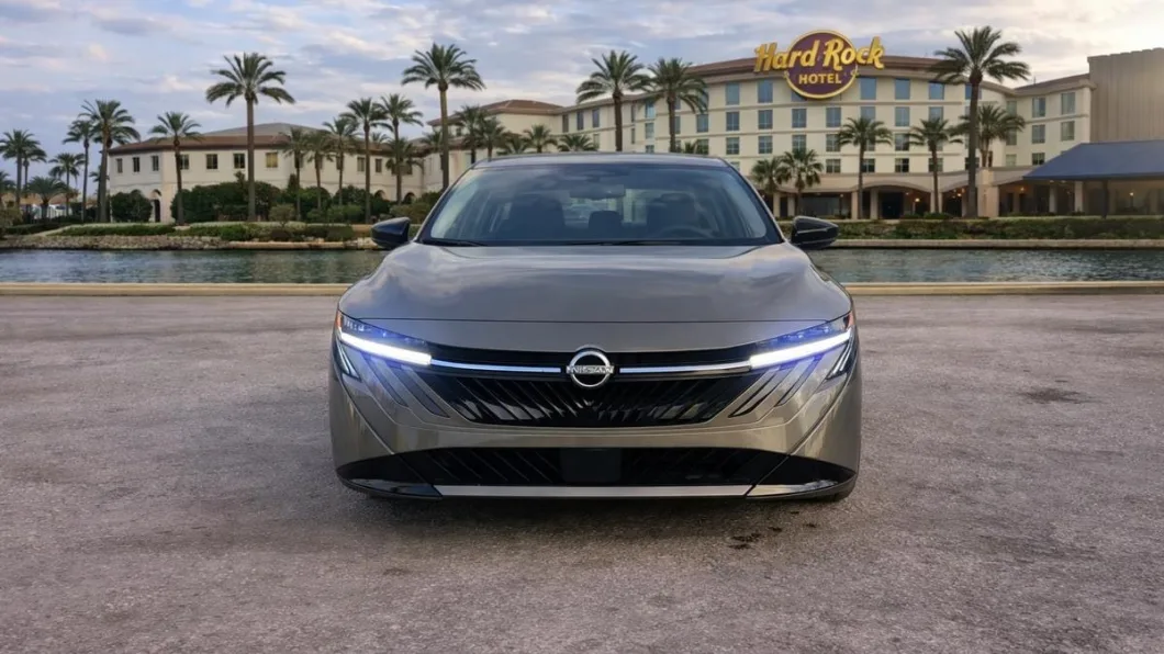 Nissan Sentra 2026 de lado, flota de Pick'N Go Rent A Car en Orlando
