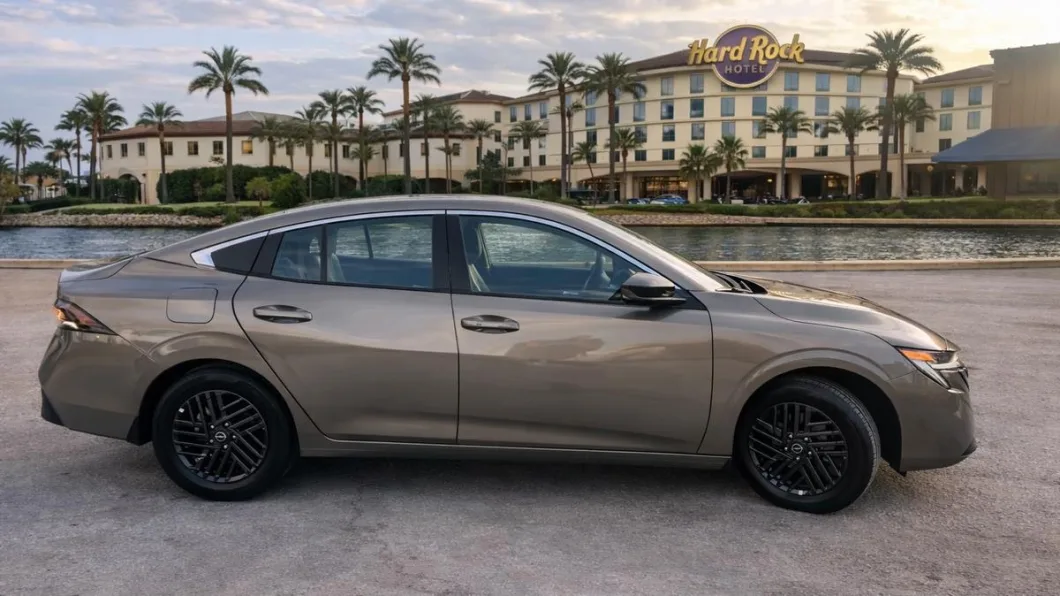 Nissan Sentra 2026 de lado, flota de Pick'N Go Rent A Car en Orlando