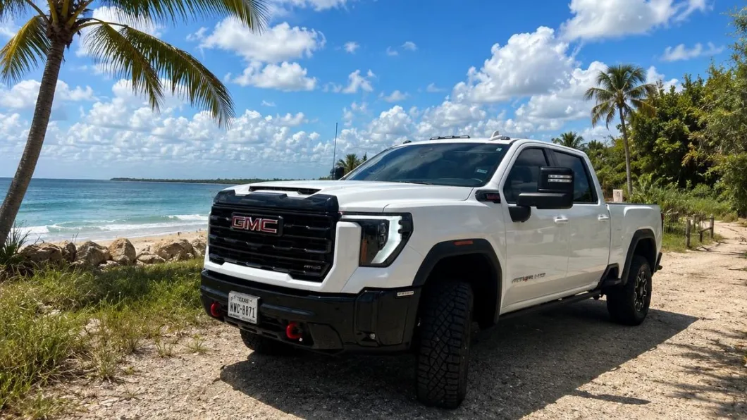 GMC Sierra 2500HD 2026 de lado, flota de Pick'N Go Rent A Car en Orlando
