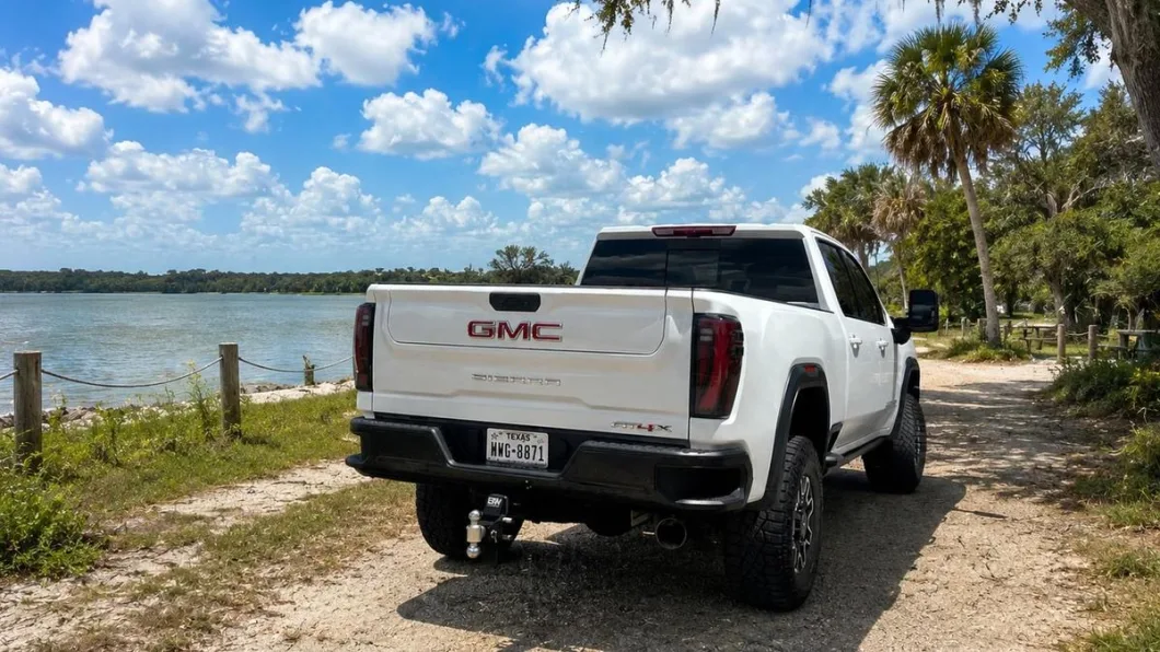 GMC Sierra 2500HD 2026 de lado, flota de Pick'N Go Rent A Car en Orlando