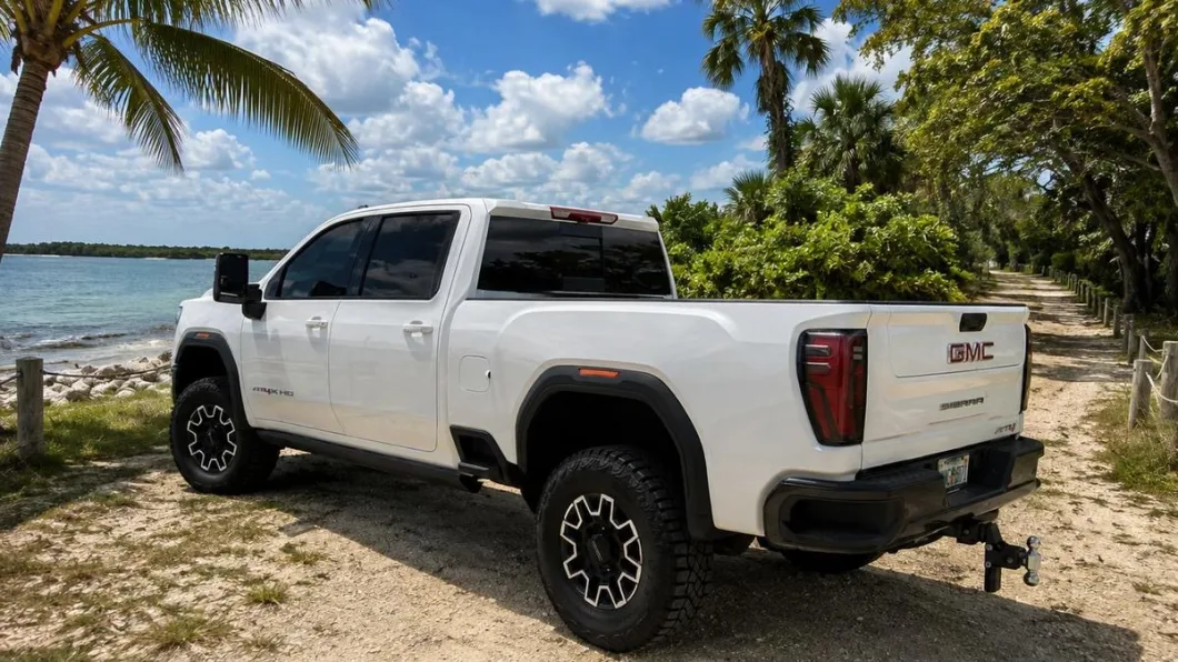 GMC Sierra 2500HD 2026 por dentro, flota de Pick'N Go Rent A Car en Orlando