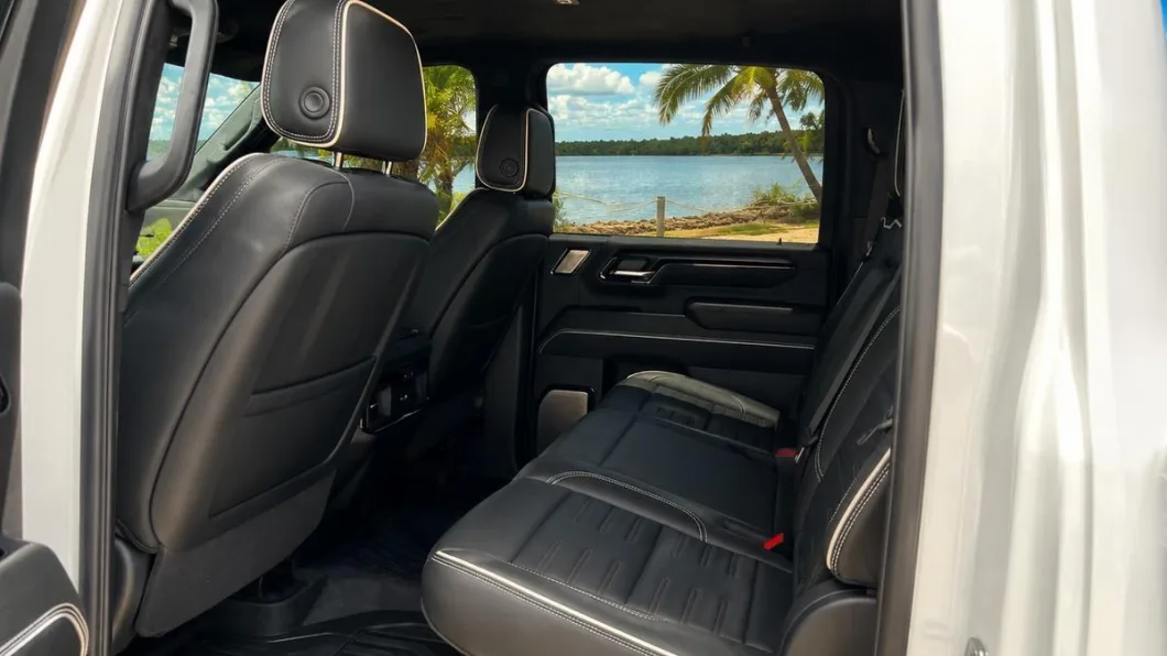 GMC Sierra 2500HD 2026 por dentro, flota de Pick'N Go Rent A Car en Orlando