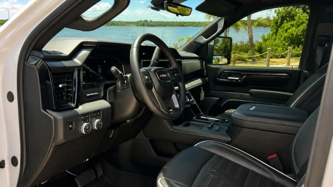 GMC Sierra 2500HD 2026 por dentro, flota de Pick'N Go Rent A Car en Orlando