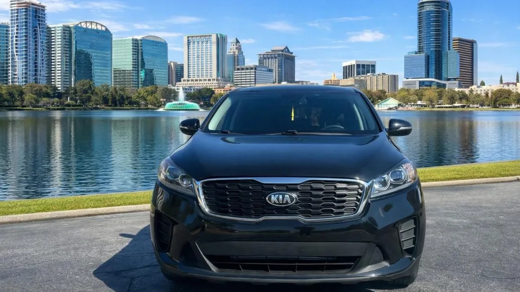 Kia Sorento 2019 de lado, flota de Pick'N Go Rent A Car en Orlando
