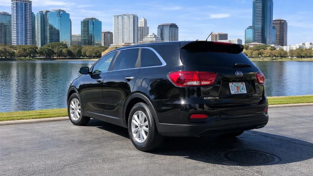 Kia Sorento 2019 de lado, flota de Pick'N Go Rent A Car en Orlando