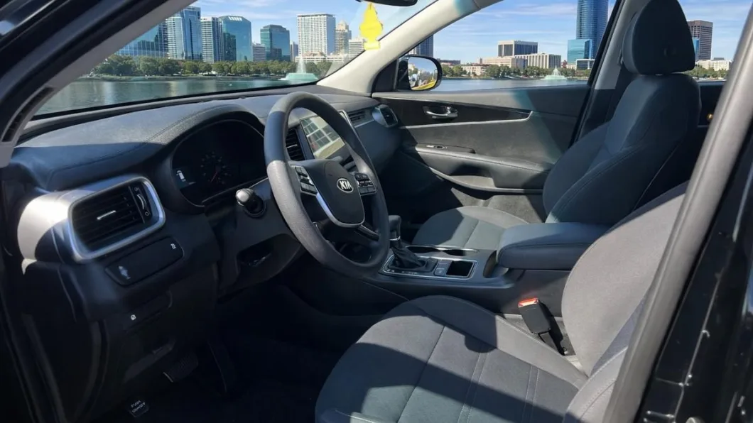 Kia Sorento 2019 por dentro, flota de Pick'N Go Rent A Car en Orlando