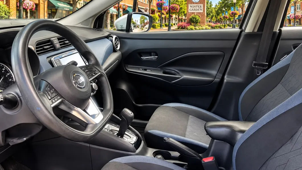 Nissan Versa 2024 por dentro, flota de Pick'N Go Rent A Car en Orlando